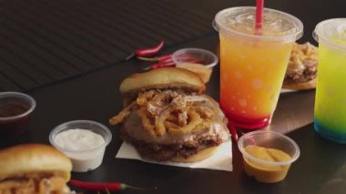 Hamburgerde organik et, çevre dostu malzemeler, çeşitli soslar, içecekler çiftlikten sofraya taze lezzet ve sürdürülebilir tat sunuyor. Bu burger, ekolojik bilinçli yemek deneyimi sunuyor. 