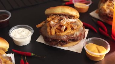 Organik et, çevre dostu malzemelerle yapılan bu taze çiftlik hamburgerinin merkezinde yer alıyor. Taze tatları seven ve çevreye önem verenler için lezzetli, sürdürülebilir bir yemektir..