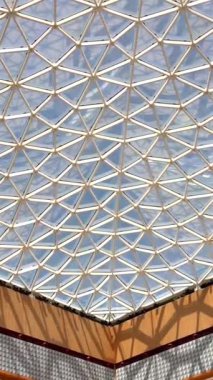 Geometrik tavan yapısı ve üçgen cam tasarımı modern kentsel ortamlar ve gelecekteki ortamlar için mükemmel ışık ve mekan dengesini vurgulayan yenilikçi mimari sergiliyor.