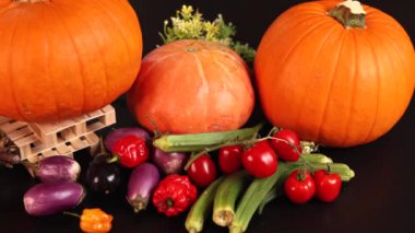 Çeşit çeşit sebzeli balkabağı şenlikli bir sonbahar sahnesi izlenimi veriyor, samimi bir his..