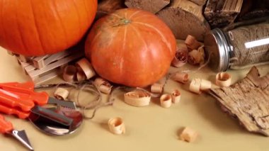 Etrafı talaşlarla ve yakacak odunlarıyla çevrili balkabakları Jack-O-Lantern için parlak aletlerle dolu organik balkabakları taşır. Eko sahnesi doğal elementlerle organik sonbahar atmosferini vurguluyor.