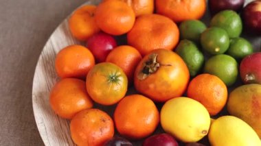 Canlı sonbahar meyveleri olarak düzenlenmiş limon, portakal, limon ve hurmalarla hasat et. Doğal bereket sunan taze mevsimlik böğürtlen ve narenciye koleksiyonu..