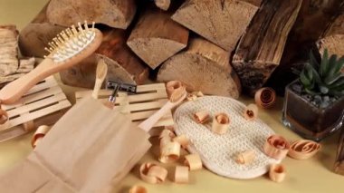Ahşap fırçalar, jiletler ve kütükler gibi eko materyaller organik yaşamı vurgular. Taşralı bakım araçları, eko-kendine bakımı, doğal sağlığın göstergesi, minimalizm ve sağlıklı yaşam tarzı değerleri sunar.