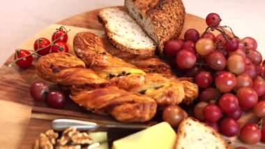 Ekmek, kırmızı üzüm, sarmaşık domatesleri, ahşap tahtada fesleğen yaprakları, temiz yemek, organik malzemeler, çevre dostu, sağlıklı konsept..