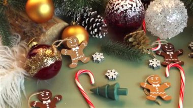 Şeker Harikalar Diyarı Noel 'i yumuşak zencefilli kurabiyeler, şekerli çam kozalakları, ışıltılı süsler, yemyeşil dallar, tatlı çizgili şeker kamışları, karmaşık kar tanesi süslemeleri ile sıcaklık yaratır..