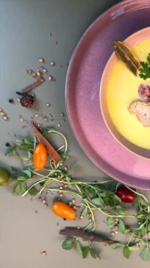 Bitki, tohum ve kiraz domatesli mercimek çorbası eko-mutfağı ön plana çıkarır. Doğal süslemelerle eşleştirilmiş taze, sürdürülebilir malzemeler bitkisel temelli, çevre dostu yemeğe vurgu yapıyor.