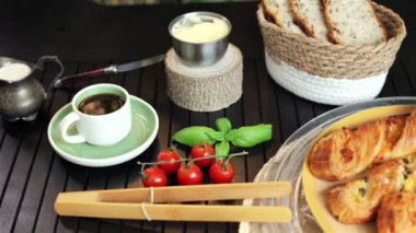 Canlı domatesler, tereyağı, ekmek dili, taze fesleğen, kırsal ekmek çubukları, kahve, küresel mutfak titreşimleriyle sıcak yemekler içeren Akdeniz kaynaklı bir kurulum..