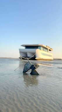 Contemporary yacht isolated on expansive sandy plains under glowing sunset showcases resilience through sleek modern design, blending harmoniously with vast tranquil surroundings. clipart