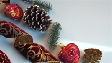 Altın filigran desenli kozalak desenli Noel süsü, zengin kırmızı kadife kurdele, canlı yeşil tomurcuklar, ihtişamlı bayram cazibesine sahip muhteşem detaylar..