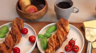 Canlı domates, peynir ve taze fesleğen yapraklarıyla bembeyaz tabakta eşleştirilmiş organik hamur işi, sağlıklı, enerjik bir kahvaltı yaratır..