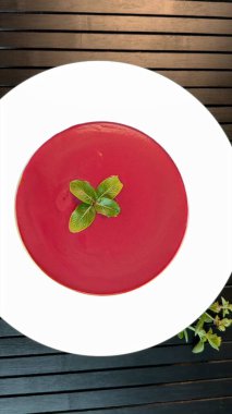 Zengin pancar çorbası çıtır krakerleri tamamlar ve doku dengesini sağlar. Ekolojik sunum, düşük kalorili ve sürdürülebilir yemeklere odaklanarak vegan ilkelerini destekler.