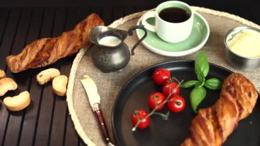 Yerel malzemeler, ekmek çubukları, kahve, süt yağı, taze otlar, sıcacık yemekler ve küresel mutfağın dokunuşuyla çiftlikten sofraya hayat tarzını somutlaştıran kaba, organik bir düzen..