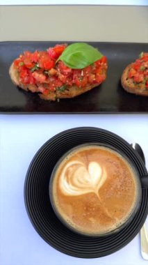 Kahve katmanlı domates, fesleğen, zeytin yağı sürdürülebilir seçimler yoluyla zamansız Akdeniz geleneklerini yansıtır. Taze bruschetta kahve eşleşmesi..