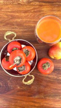 Meyve suyu ile düzenlenmiş parlak hurma ağaçları canlı, sağlıklı görseller yaratır, hurma ağaçları doğal canlılığı vurgular, ahşap ortamlarda sağlıklı tonlarda parlar, organik güzellik ve sağIık kavramını yansıtır.