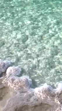 Tuz birikintileri kıyı şeridi boyunca büyüleyici oluşumlar yaratarak kıyı sahnelerine doku ve entrika ekliyor. Doğa bu manzaraları zaman içinde jeolojik güçler aracılığıyla şekillendirir..