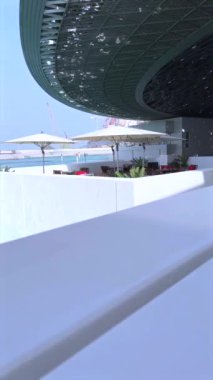 Abu Dabi, BAE - 10 Aralık 2024: İnce kafes altında çatı çizgileri eğrisi tasarlamak, akışkan geometri Louvre mirasını yansıtıyor. Çatı detayları ışık filtresi Louvre gelenekleri kültürel rezonansa rehberlik eder