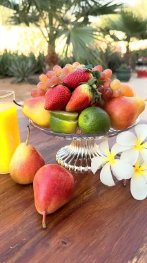 Tropikal cazibeyle sıralanmış kırsal organik meyveler sürdürülebilir bolluğu yansıtır. Organik narenciye meyveleri ve çilekler, doğal canlılığı kutlayarak taze düzeni artırır..