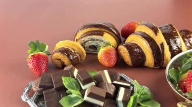 Çikolata yavaşça açılır, kahve aroması sabah havasında sürüklenirken, çikolata tatlısı ince çiçekli ipuçlarıyla sarmaş dolaş, kahveyi yükselten hisler ve yumuşak hoşgörüyü arttıran çikolata