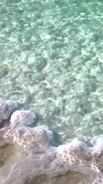 Tuz birikintileri kıyı şeridi boyunca büyüleyici oluşumlar yaratarak kıyı sahnelerine doku ve entrika ekliyor. Doğa bu manzaraları zaman içinde jeolojik güçler aracılığıyla şekillendirir..