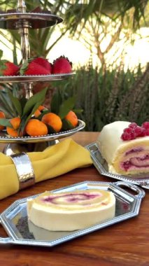 Süslü gümüş tepside fincanın yanına yerleştirilmiş kek rulosu, dutlarla süslenmiş kremalı pasta girdapları, zarif peçeteler sonsuz bir cazibe yaratıyor. Kupa klasik pasta atmosferini arttırır. Nostaljik çay konsepti.
