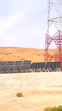 Çöl güneş sistemi geniş çöl manzarasında güneş ışığını emen panellere sahiptir. Çöl koşulları altında verimli bir şekilde dizginlenen güneş enerjisi kurak ortamda yenilikler sergiliyor..