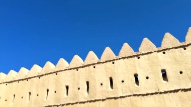 Abu Dabi, BAE - 25 Aralık 2024: Çölde bakım ile restore edilen kale, Çölde kök salan ekolojik teknikler, kültür mirası ve sürdürülebilirliği kutlayan kale. Restorasyon teması