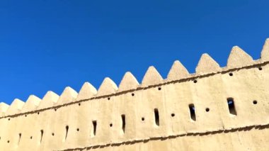 Abu Dabi, BAE - 25 Aralık 2024: Çölde bakım ile restore edilen kale, Çölde kök salan ekolojik teknikler, kültür mirası ve sürdürülebilirliği kutlayan kale. Restorasyon teması