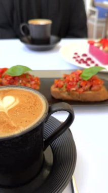 Olgun ürünlerle süslenmiş gevrek bruschetta ve kahvenin yanı sıra Akdeniz sadeliğini ve sürdürülebilir yemek geleneklerini ön plana çıkarıyor. Ebedi bruschetta kahve eşleşmesi.