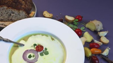 Kırsal ekmekler kremalı mercimek çorbası üzerine taze otlar, kırmızı soğan dilimi ve zeytinyağı çiselemesi. Basit malzemeler, temiz yemek, vejetaryen altını çizmek, düşük kalorili iyilik için birleştirilir..