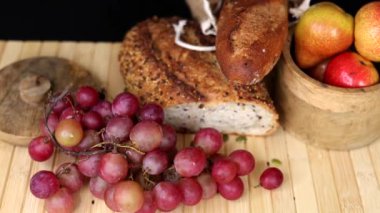 Tohumlu ekmek, kırsal yüzey üzümleri klasik ekmek-meyve çiftleşmesini ön plana çıkarıyor, sanatsal gıdaları sergilemek için ideal, doğal malzemeler, tarımdan esinlenilmiş basit mutfaklar.