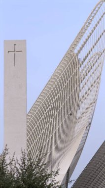 Abu Dhabi, BAE - 2 Aralık 2024: Yenilikçi kilise tasarımı yükselen geometrik yapı, mimari zarafet içerir. Çağdaş çizgiler kilisenin sembolizmiyle yenilikçi mimari vizyonu harmanlıyor.