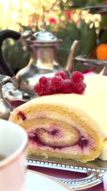 Süslü tepside süslü pasta tatlısı, çilek sosu ve rafine tatlı tasarımını vurgulayan yumuşak pasta kıvrımı, sanatsal gıda cazibesi yaratıyor. Lüks tatlı konsepti.