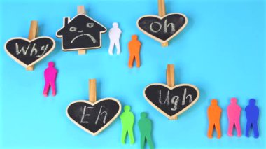 Kelimelerle ve renkli figürlerle vurgulanmış kafa karışıklığı. Yaratıcı düzenlemeler, sembolik görseller aracılığıyla kafa karışıklığı ve içgözlem anlarını yansıtır. Duygusal durumların keşfi.