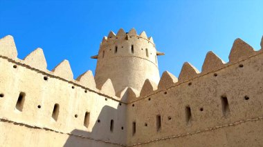 Abu Dabi, BAE - 25 Aralık 2024: Çöl kalesi restorasyonu kumtaşı dokuları ve kale işçiliğini sergiliyor, çöl mirasını ve kale mirasını vurguluyor. Fort rekonstrüksiyonu, çöl gelenekleri.