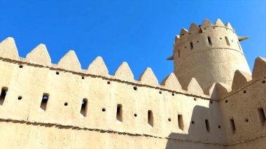 Abu Dabi, BAE - 25 Aralık 2024: Çöl kalesi restorasyonu kumtaşı dokuları ve kale işçiliğini sergiliyor, çöl mirasını ve kale mirasını vurguluyor. Kalenin yeniden inşası 