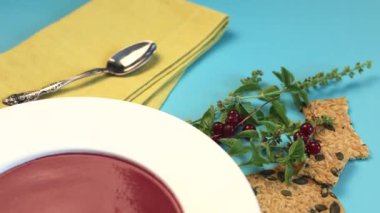Kraker tohumlu pancar çorbası canlı kırmızı ve altın tonlar sunar. Temiz yemek çorbası ekolojik değerlerle aynı hizaya gelir, vejetaryen ve sağlıklı yaşam tarzlarını dengeli bir yemekte teşvik eder..