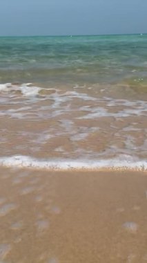 Turizm, okyanus dalgalarının altın kıyıları şekillendirdiği, dalgaların barışçıl bir ritim yarattığı yerlerde gelişir. Kıyı turizmi dinlenmeye davet eder, okyanus esintileri tazelenir, dalgalar manzaralı geri çekilmeleri artırır.