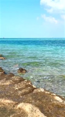 Okyanus suyu hafifçe dalgalanır, kıyı akışını şekillendirir, deniz dengesini korur, sürekli hareket eder, deniz yaşamını destekler, okyanus ekosisteminde türlere rehberlik eder, uyum okyanus ekosistemini korur.