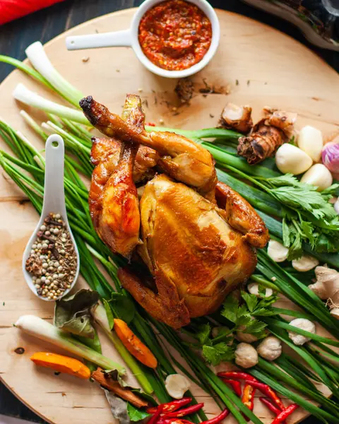 Masada tavuk ve sebze var. Baharatlı kızarmış tavuk, üst manzara.