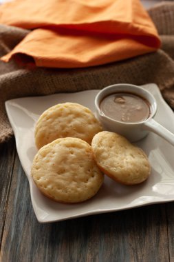 Apem Kinca Endonezya geleneksel krepleri Hindistan cevizi sütü ve palmiye şekeri soslu        