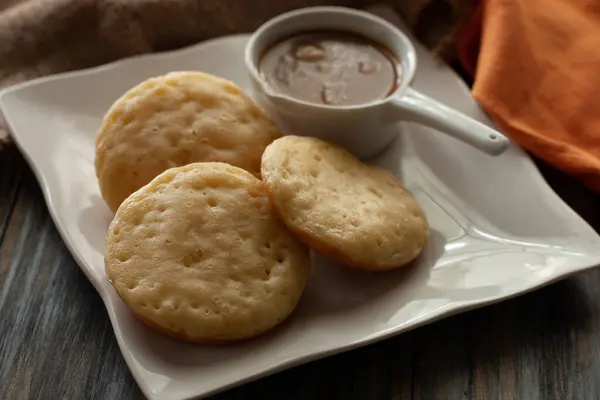 Apem Kinca Endonezya geleneksel krepleri Hindistan cevizi sütü ve palmiye şekeri soslu        