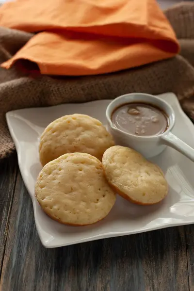 Apem Kinca Endonezya geleneksel krepleri Hindistan cevizi sütü ve palmiye şekeri soslu        