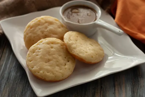 Apem Kinca Endonezya geleneksel krepleri Hindistan cevizi sütü ve palmiye şekeri soslu        