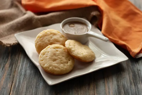 Apem Kinca Endonezya geleneksel krepleri Hindistan cevizi sütü ve palmiye şekeri soslu        