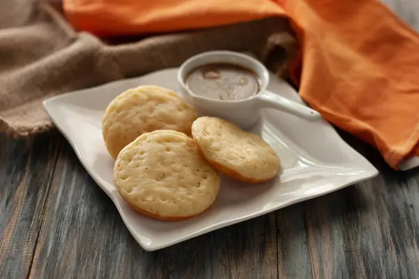 Apem Kinca Endonezya geleneksel krepleri Hindistan cevizi sütü ve palmiye şekeri soslu        