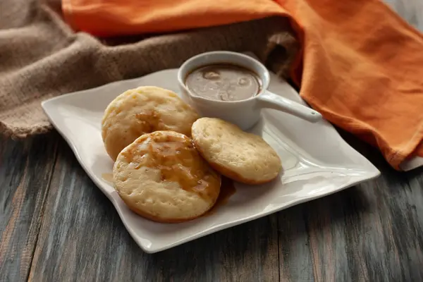 Apem Kinca Endonezya geleneksel krepleri Hindistan cevizi sütü ve palmiye şekeri soslu        