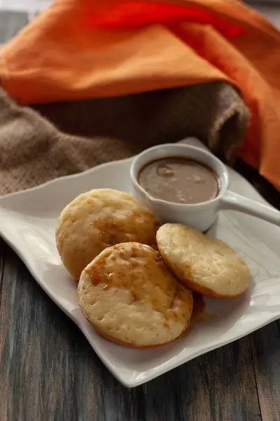 Apem Kinca Endonezya geleneksel krepleri Hindistan cevizi sütü ve palmiye şekeri soslu        