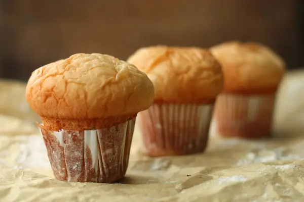 Bluder çok yumuşak ve tüylü geleneksel bir Endonezya ekmeğidir. Tipik olarak kağıt bardakta pişmiş, doğal olarak yüksek tepeciklerle övünür.