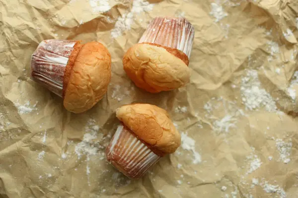 Bluder çok yumuşak ve tüylü geleneksel bir Endonezya ekmeğidir. Tipik olarak kağıt bardakta pişmiş, doğal olarak yüksek tepeciklerle övünür.