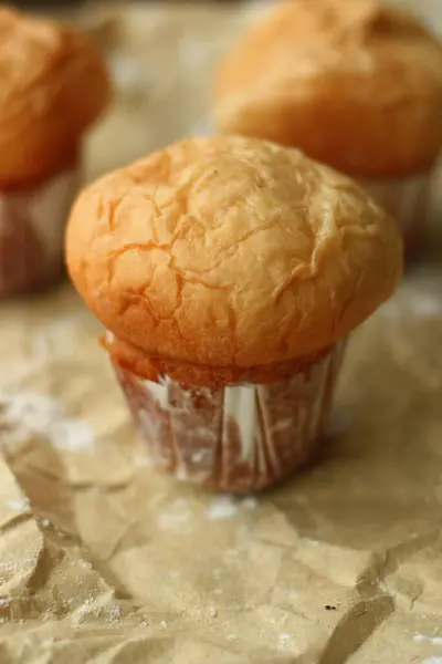 Bluder çok yumuşak ve tüylü geleneksel bir Endonezya ekmeğidir. Tipik olarak kağıt bardakta pişmiş, doğal olarak yüksek tepeciklerle övünür.